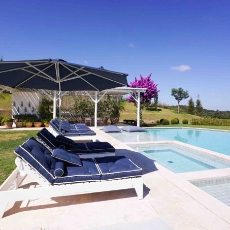 Área da piscina com deck e vista panorâmica