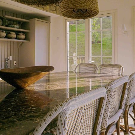 Cozinha com ilha em pedra natural