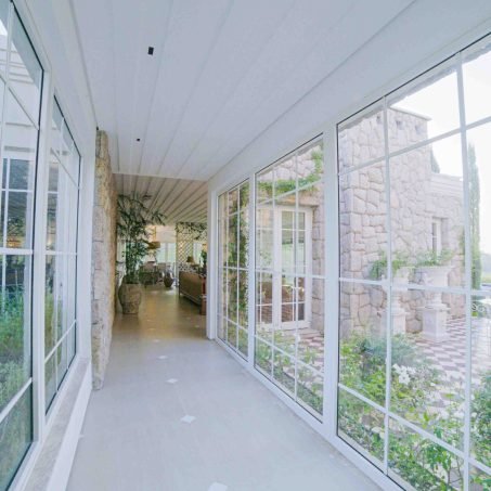 Galeria envidraçada com vista para o pátio externo